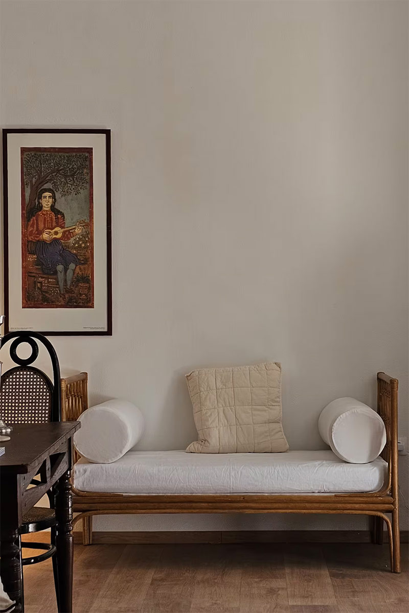 Petite banquette en rotin chinée