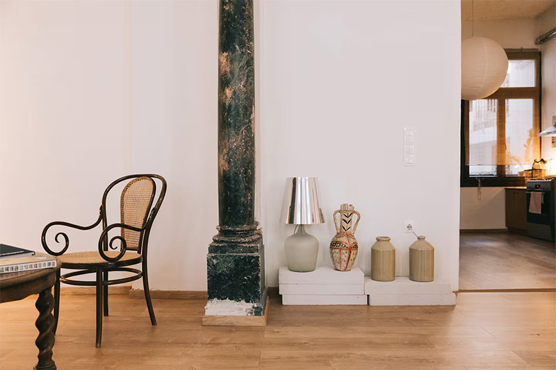 Colonne néo-classique et objets vintage