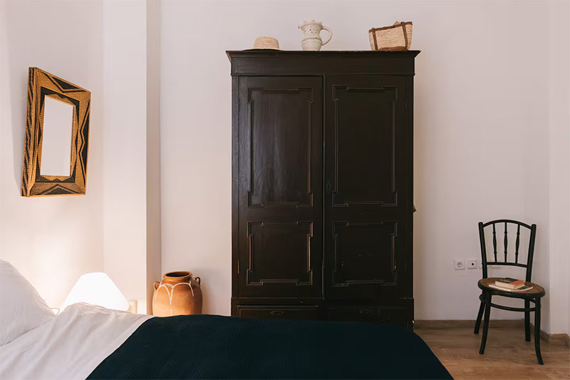 La chambre meublée d'une armoire noire