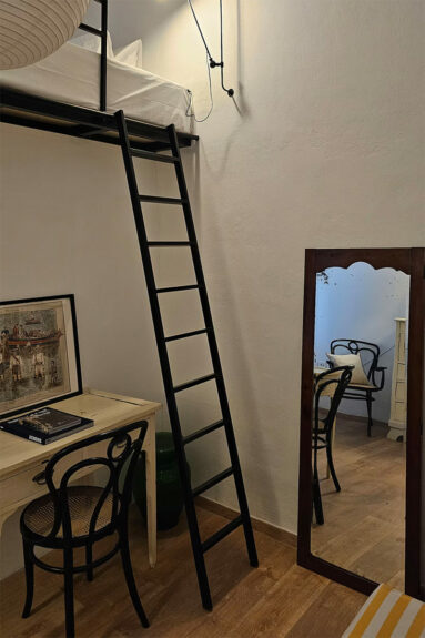 Un lit aménagé en mezzanine
