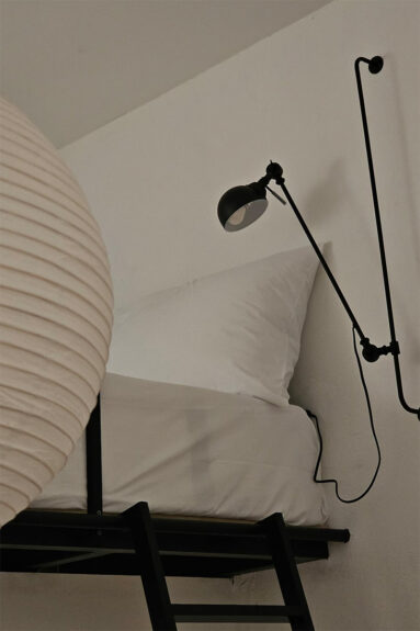 Un lit aménagé en mezzanine
