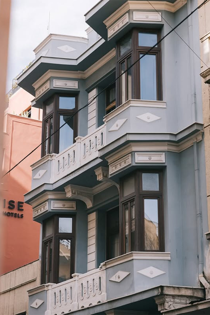 La façade néo-classique de l'immeuble à Athènes