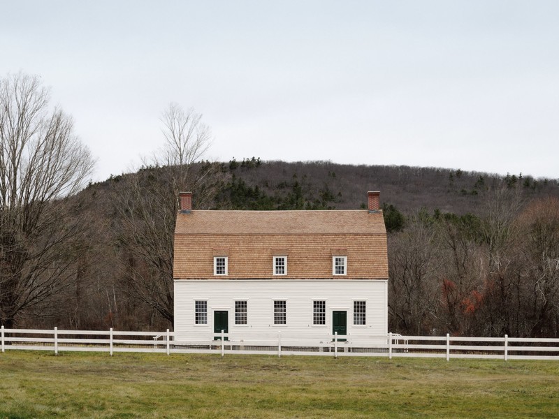Photographie d'un bâtiment shaker dans le Massachusetts