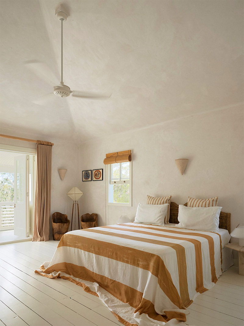Une chambre au décor de bord de mer avec son ventilateur en plafond Une chambre au décor de bord de mer avec son ventilateur en plafond