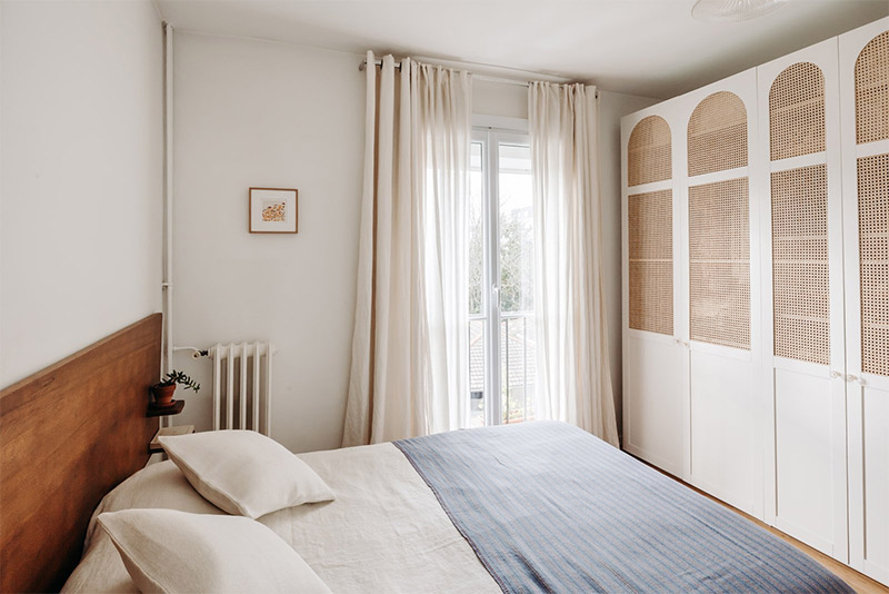 Petit chambre dans un appartement à Pantin, avec son mur dressing avec des portes en cannage