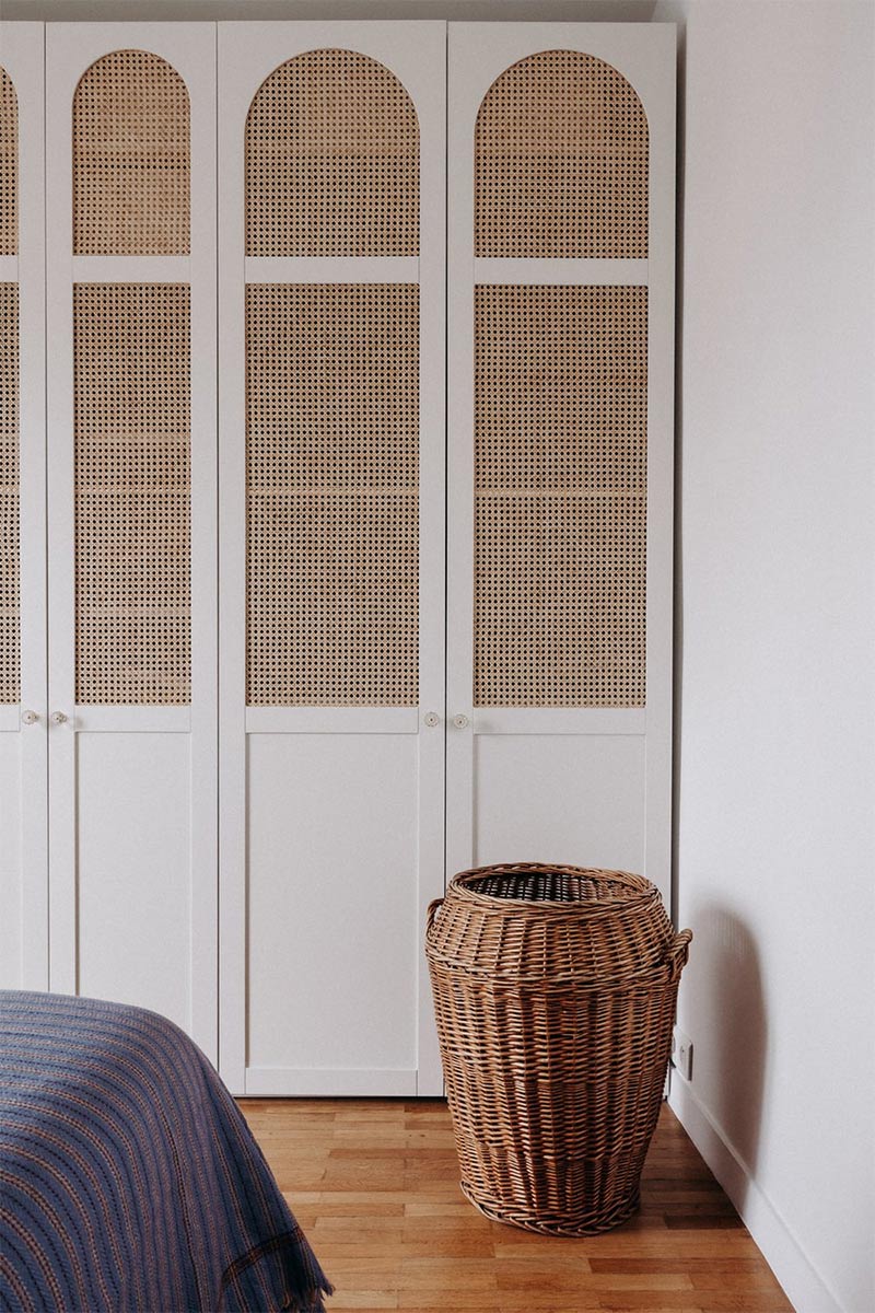 Petit chambre dans un appartement à Pantin, avec son mur dressing avec des portes en cannage