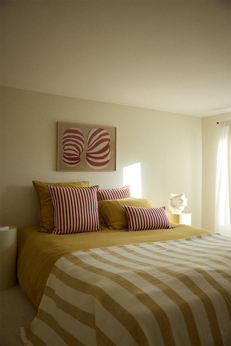 Une chambre d'été au décor minimaliste avec des draps de couleur Une chambre d'été au décor minimaliste avec des draps de couleur