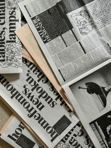 "Home from Home" par Charlotte Taylor : journaux en désordre