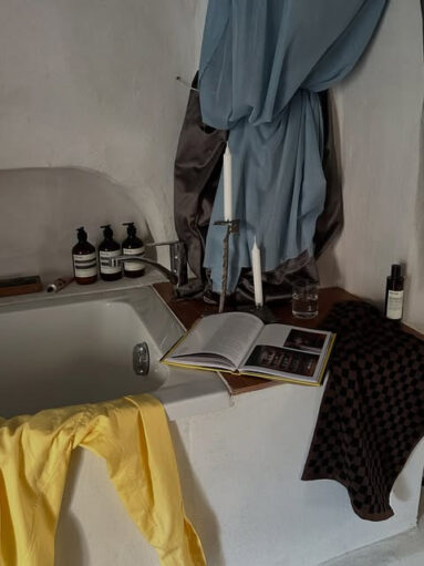 "Home from Home" par Charlotte Taylor : l'espace salle de bains