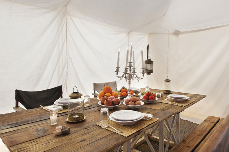 Table de repas sous une tente dans le désert à la fois glaour et rustique