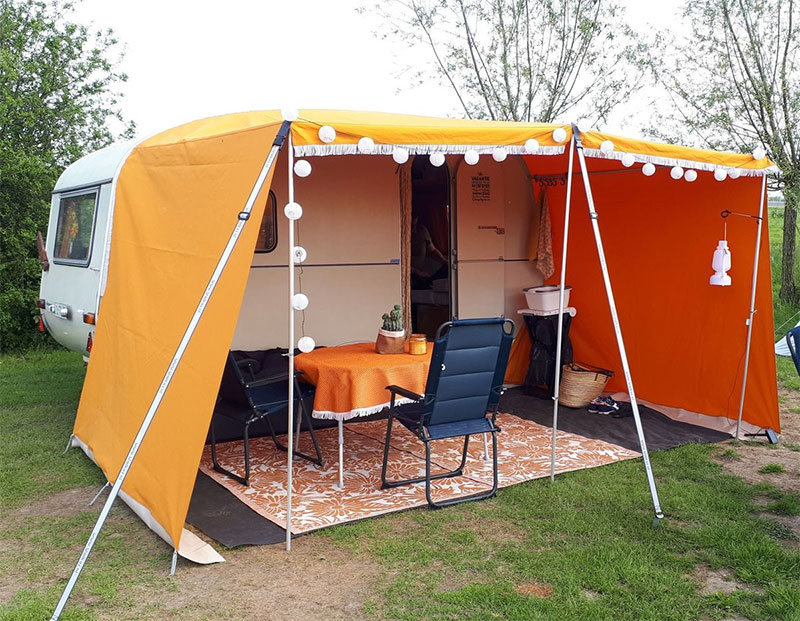 Caravane avec haut vent vintage jaune ocre, esprit du camping es années 70