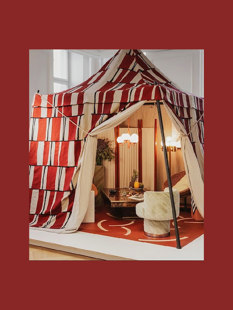 Tente nomade de luxe, réalisée par le tissu brodé Zeppelin de Pierre Frey par Fabian Freytag studio