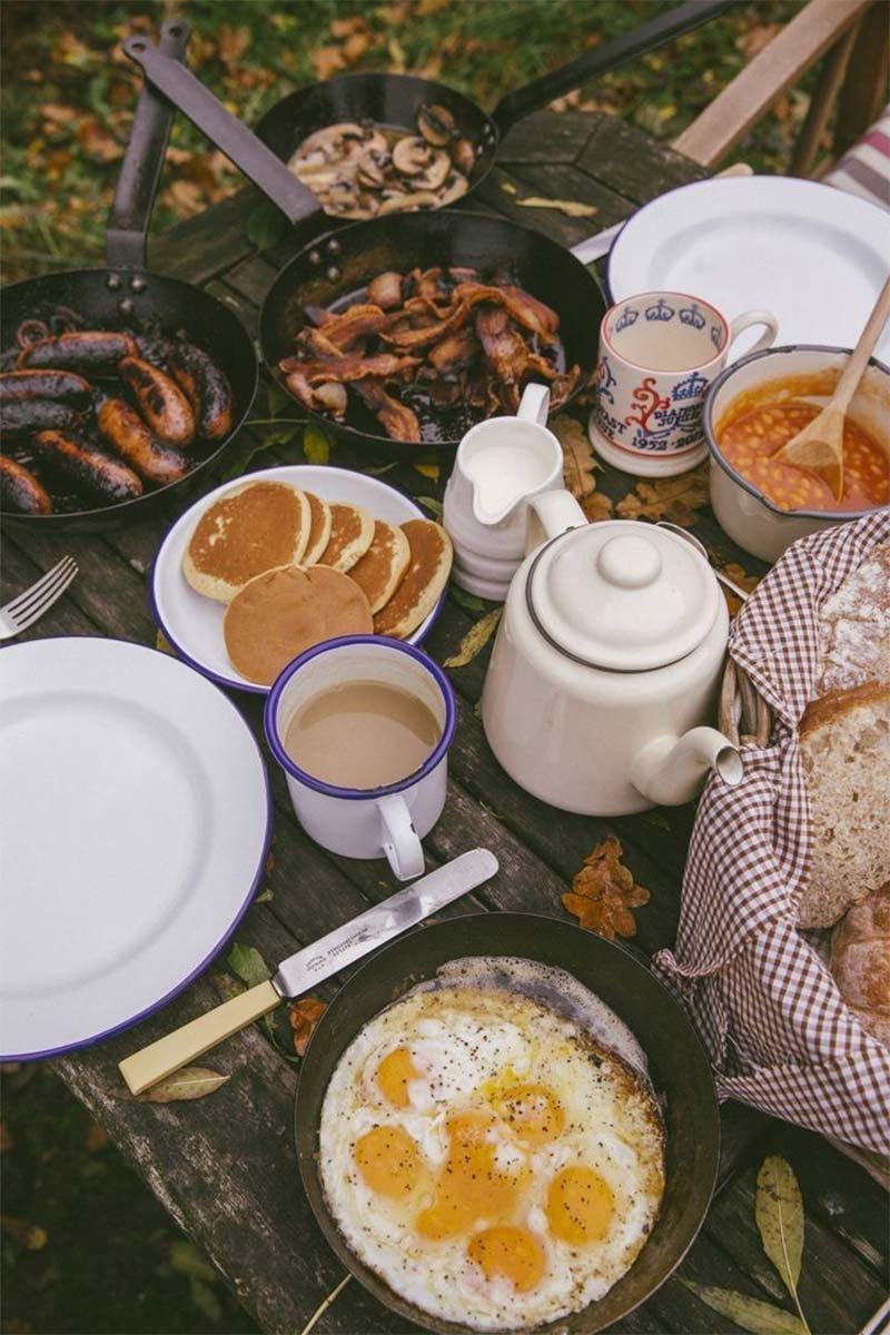 Petit déjeuner copieux et gourmand au camping
