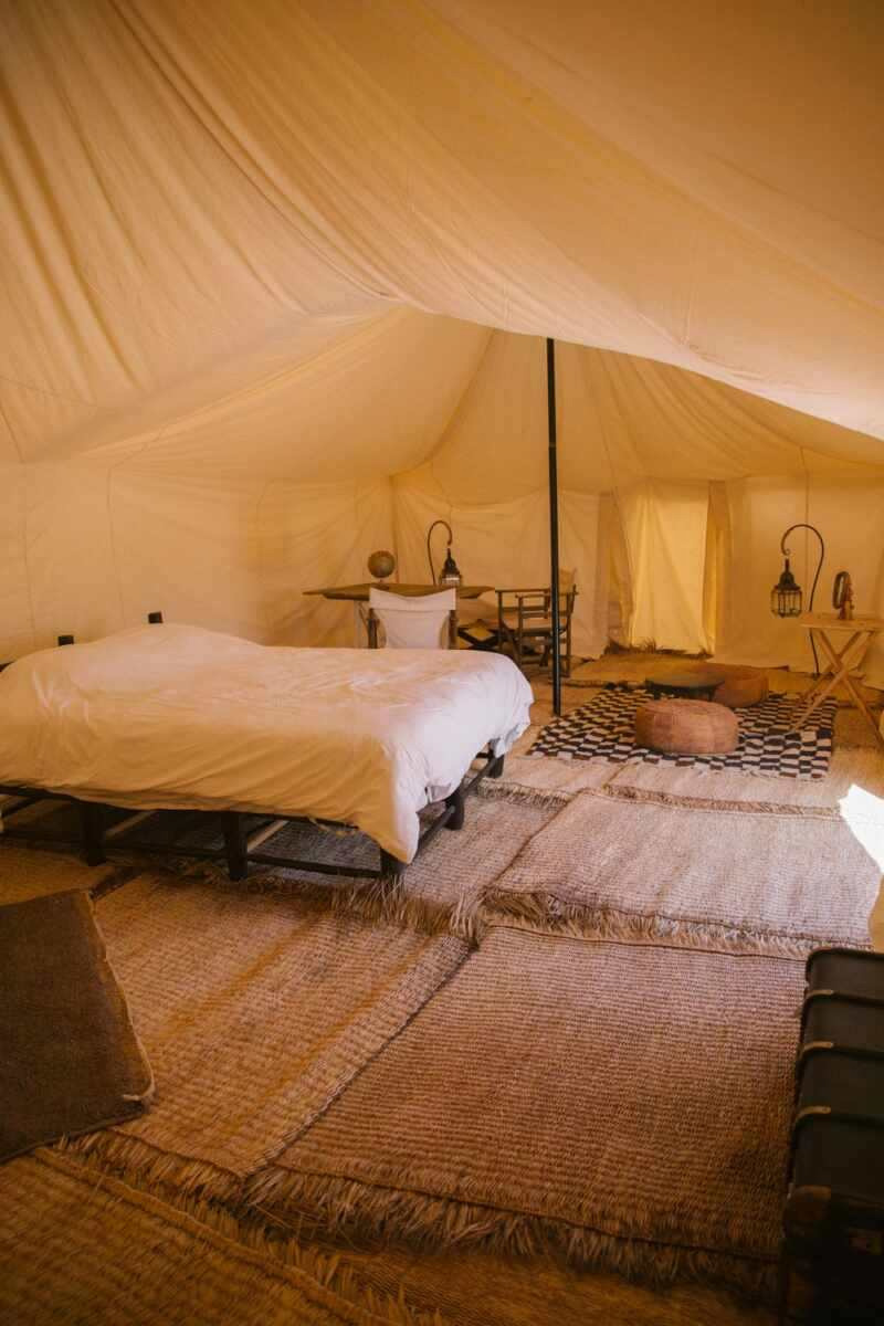 Une tente dans le désert du Maroc avec sa collection de tapis