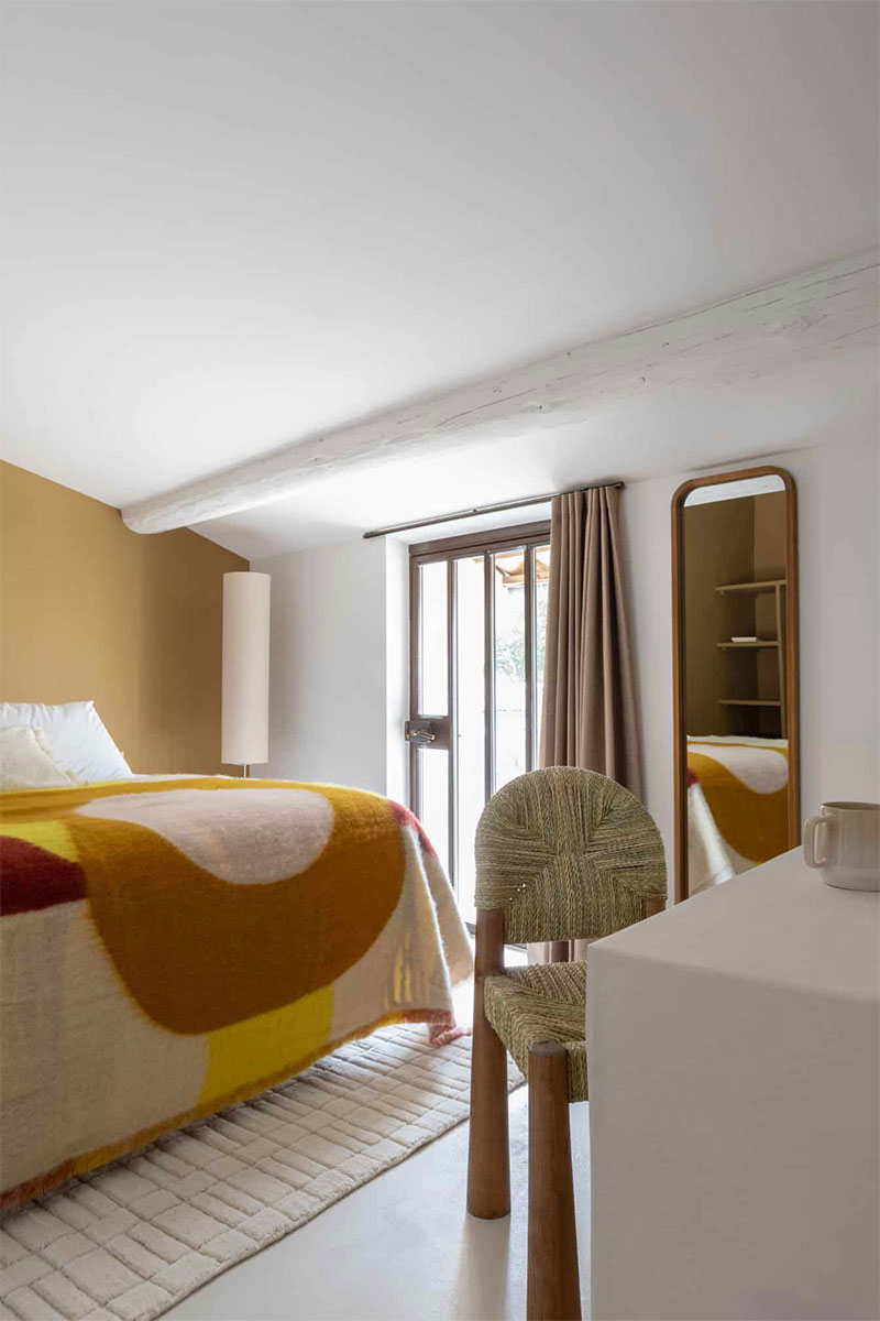 Une chambre décorée avec du mobilier design et des objets chinés