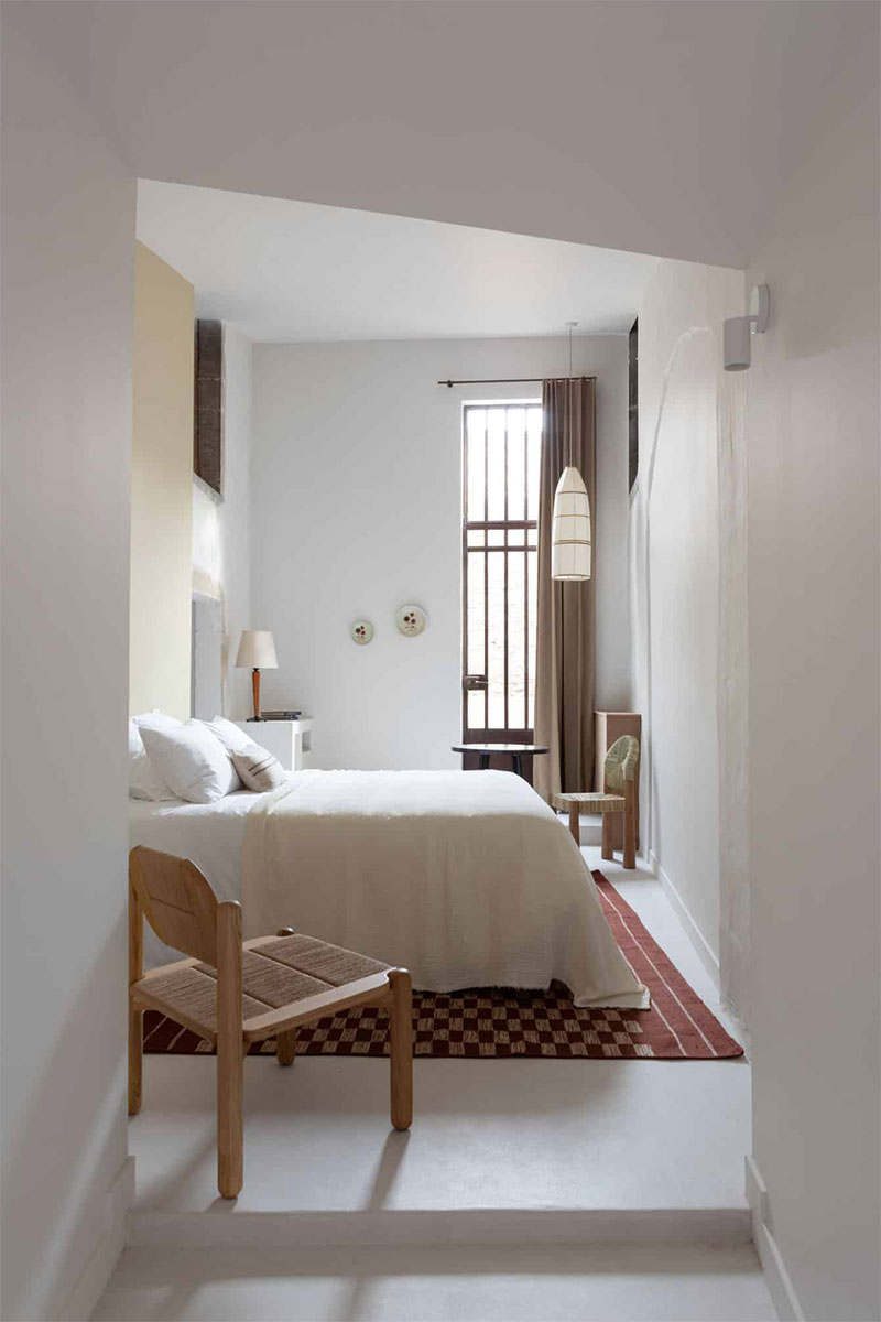 Chambre minimaliste à la décoration contemporaine d'inspiration du sud