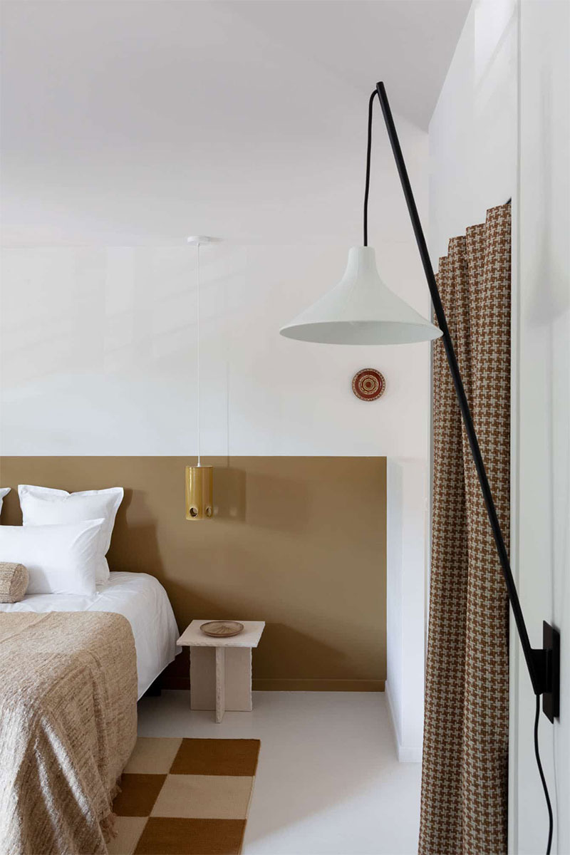 Une chambre décorée avec du mobilier design et des objets chinés
