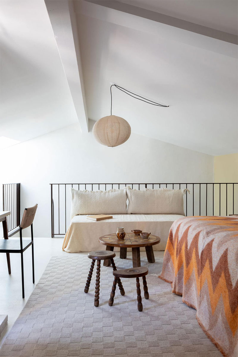 Une chambre sur mezzanine, décorée avec du mobilier design et des objets chinés