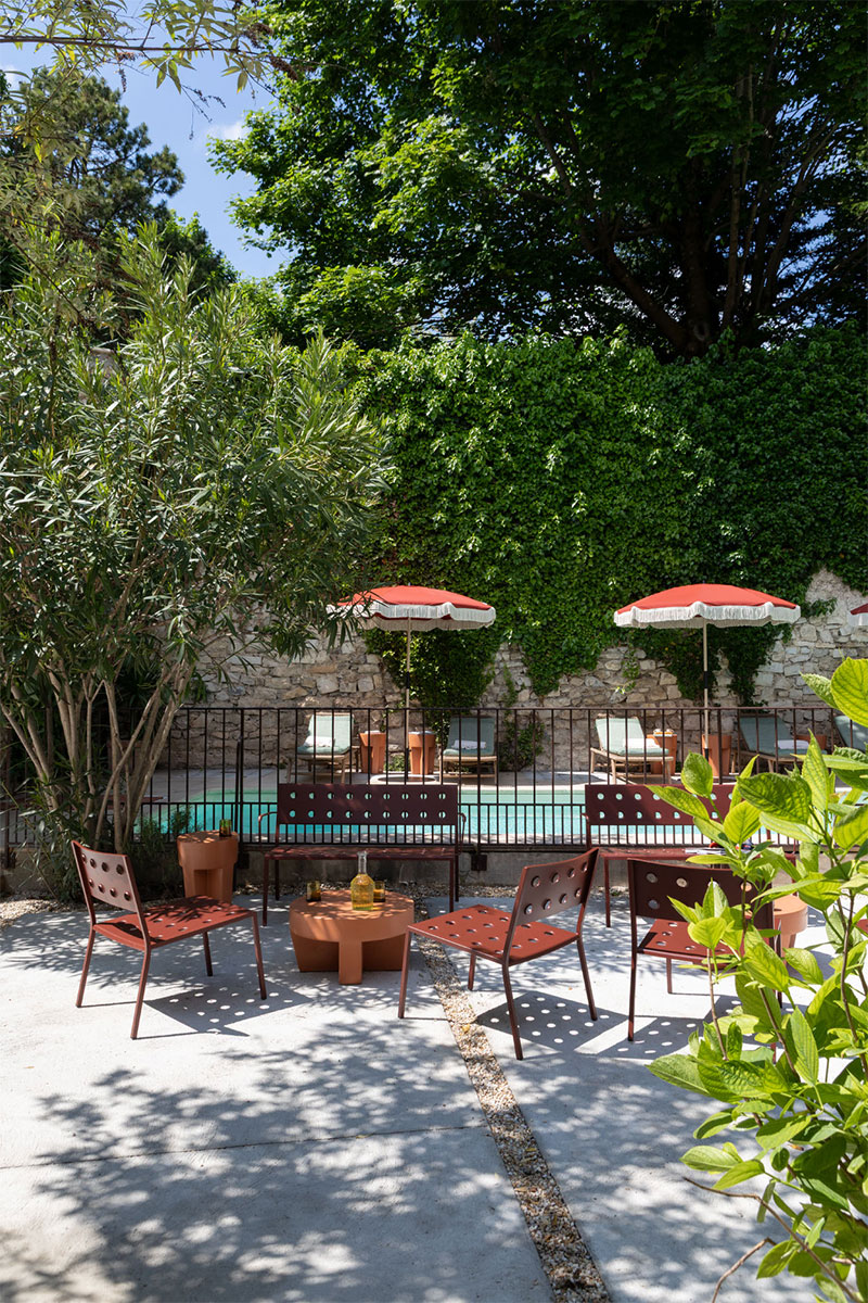 La piscine de l'hôtel pantoufle à Marsanne, face à un mur du XVe siècle