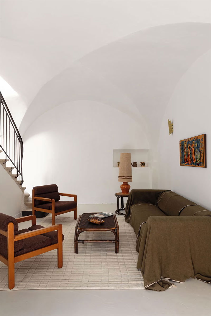 Le salon d'une chambre avec mezzanine, décorée avec du mobilier design et des objets chinés