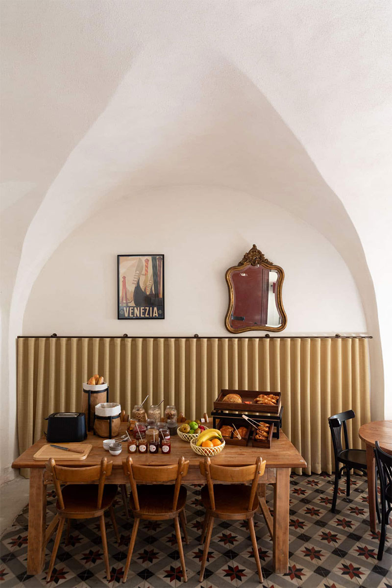 La salle de restaurant décorée avec du mobilier chiné