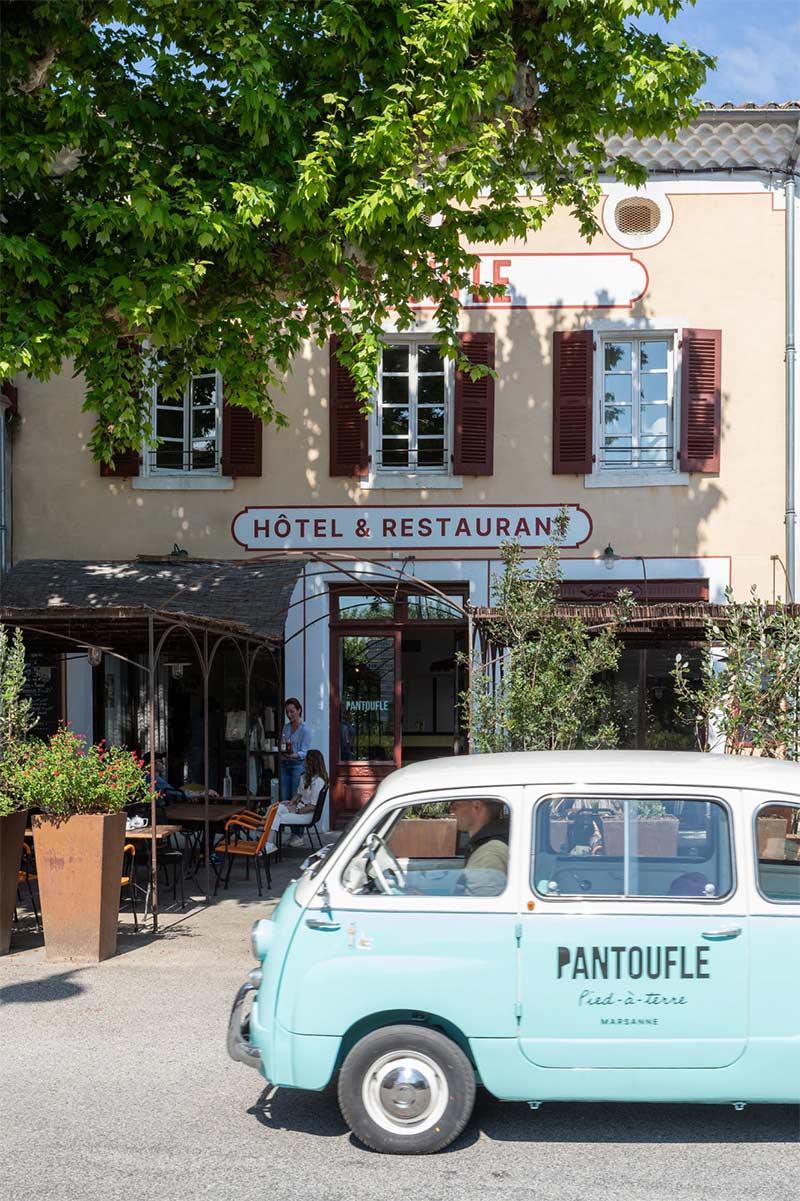 La façade de l'hôtel pantoufle sur la place principale du village de Marsanne