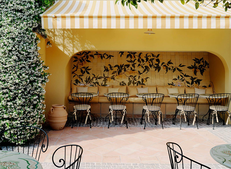 La terrasse de l'hôtel La Pérouse à Nice avec sa mosaïque murale de carrelage aux motifs de citronniers La terrasse de l'hôtel La Pérouse à Nice avec sa mosaïque murale de carrelage aux motifs de citronniers