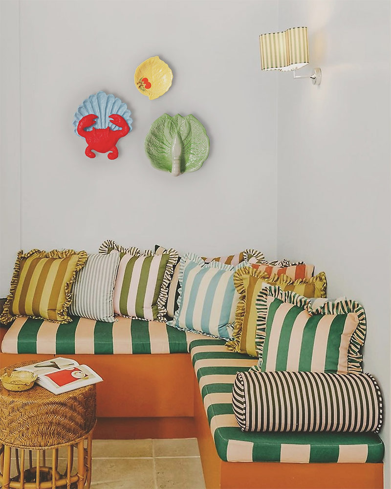 Une banquette qui ose les rayures et les coussins à froufrou par @coloursofarley Une banquette qui ose les rayures et les coussins à froufrou par @coloursofarley