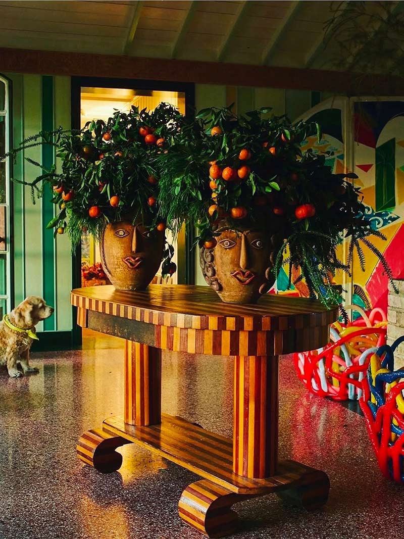 @flamingo_estate - Vases siciliens stylisés et profusion de fleurs @flamingo_estate - Vases siciliens stylisés et profusion de fleurs