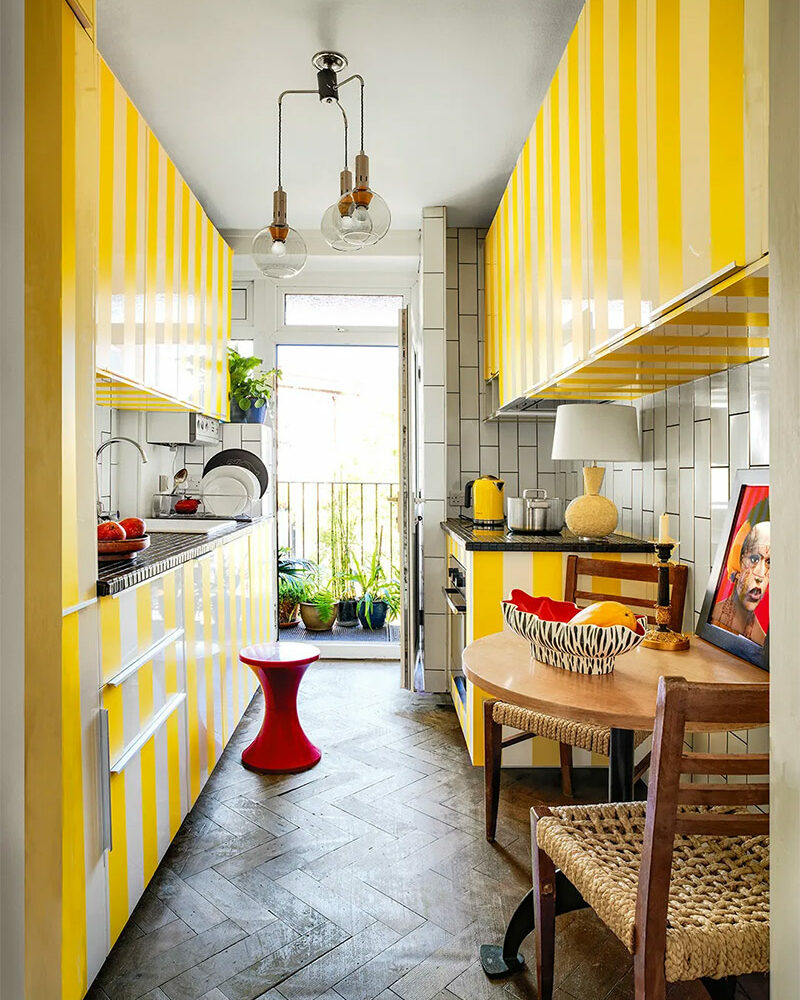 La cuisine révisée de Dorian Caffot et Thomas Daviet à Londres en rayures blanc et jaune La cuisine révisée de Dorian Caffot et Thomas Daviet à Londres en rayures blanc et jaune