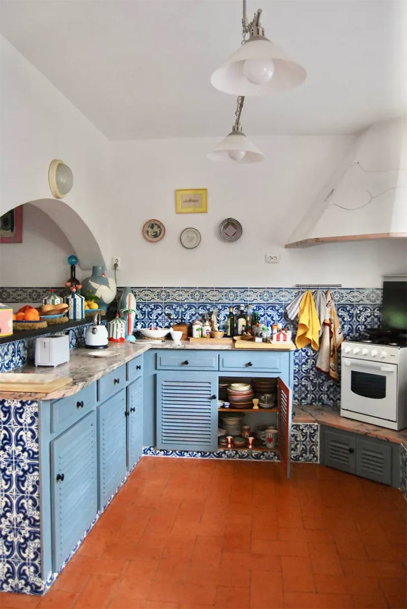 L'appartement de l'artiste et céramiste : Laetitia Rouget au Portugal - Une cuisine réalisée avec des carreaux blanc et bleu L'appartement de l'artiste et céramiste : Laetitia Rouget au Portugal - Une cuisine réalisée avec des carreaux blanc et bleu