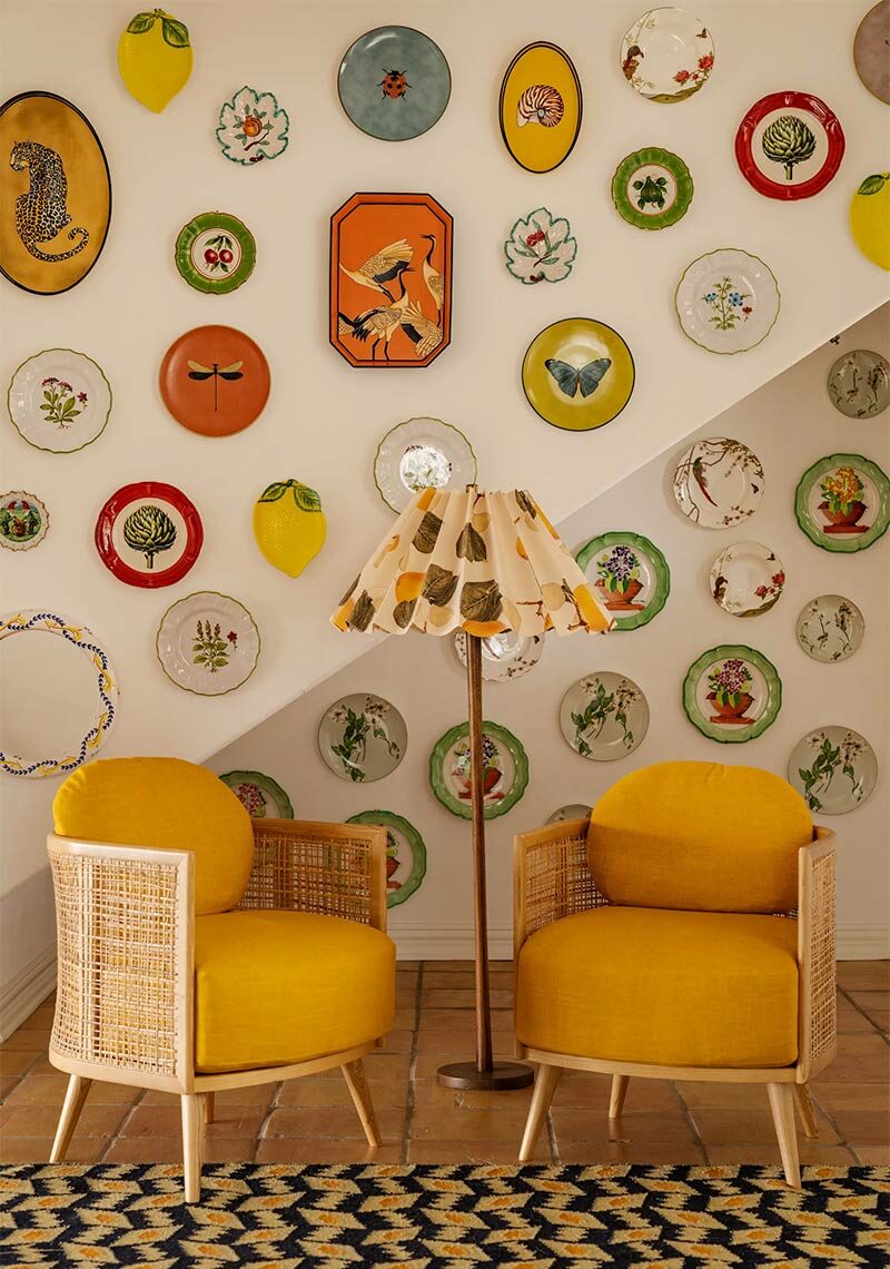 LaLa Reimagined - Maison à Malibu, Californie avec son mur décoré d'assiettes en céramique comme dans une trattoria LaLa Reimagined - Maison à Malibu, Californie avec son mur décoré d'assiettes en céramique comme dans une trattoria