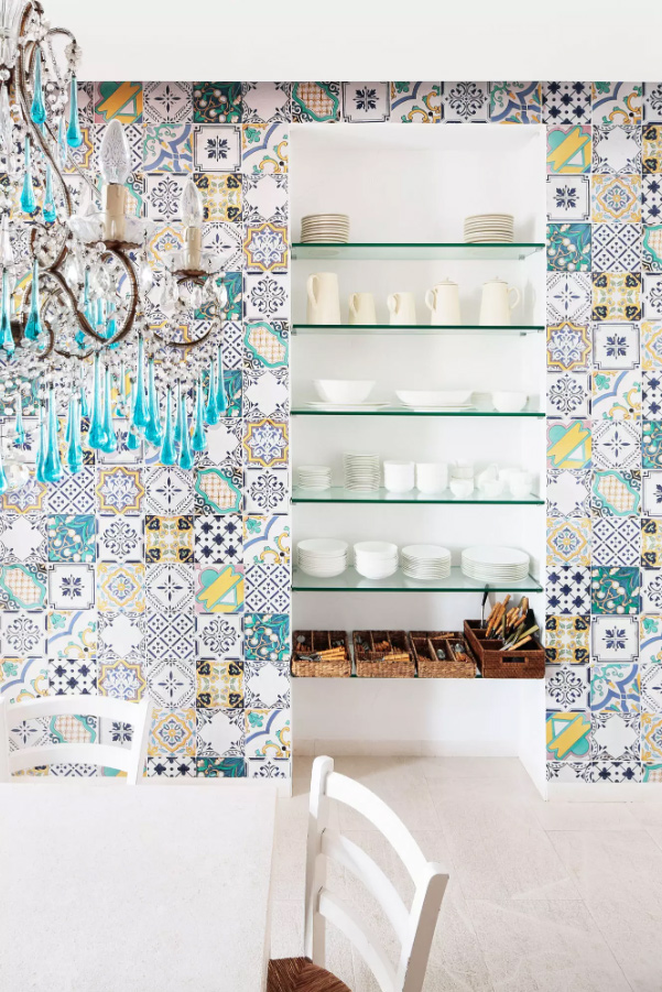 La maison de vacances de l'architecte Matteo Thun à Capri - Mur réalisé en patchwork de majolique La maison de vacances de l'architecte Matteo Thun à Capri - Mur réalisé en patchwork de majolique