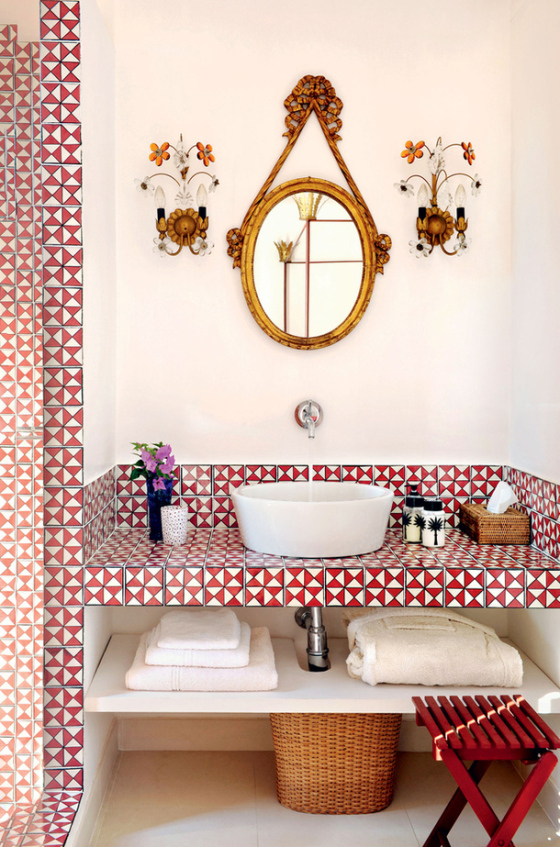 Le lavabo en carrelage graphique blanc et rouge dans la maison de Matteo Thun à Capri Le lavabo en carrelage graphique blanc et rouge dans la maison de Matteo Thun à Capri