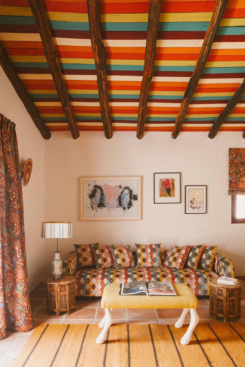 Victoria Maria Geyer - Boutique-hôtel Cortijo Genesis, Andalousie - Un plafond peint de rayures en couleurs primaires Victoria Maria Geyer - Boutique-hôtel Cortijo Genesis, Andalousie - Un plafond peint de rayures en couleurs primaires