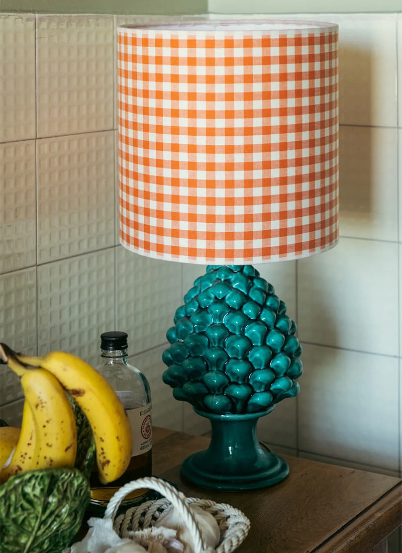 L'appartement de Marion Lepetit, Erkan Varer à Nice - Lampe sicilienne en céramique turquoise L'appartement de Marion Lepetit, Erkan Varer à Nice - Lampe sicilienne en céramique turquoise