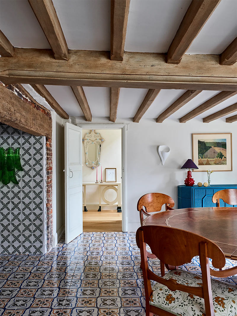 Phoebe Hollond - Projet : Maison dans le Sussex, Grande Bretagne - Mix and match de majolique pour cette cuisine Phoebe Hollond - Projet : Maison dans le Sussex, Grande Bretagne - Mix and match de majolique pour cette cuisine