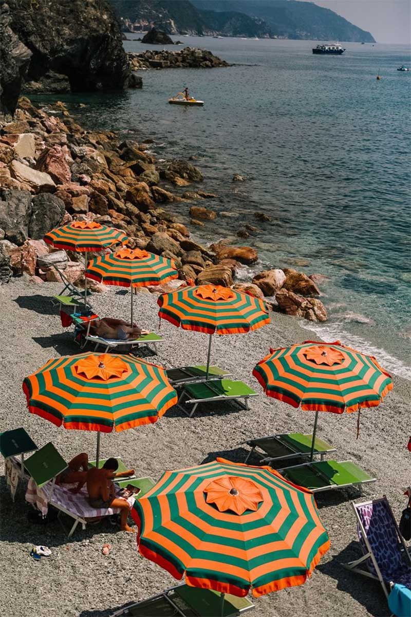 Une plage en Italie avec des parasols rayés @lnkobrand Une plage en Italie avec des parasols rayés @lnkobrand