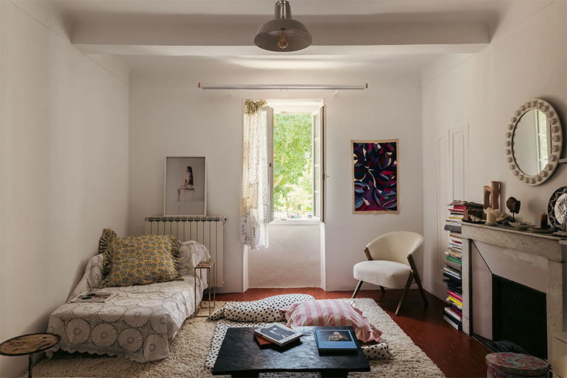 La maison de Tiphaine Guiran et Pierrick Sance dans le Luberon, meublée de meubles chinés et d'objets de brocante