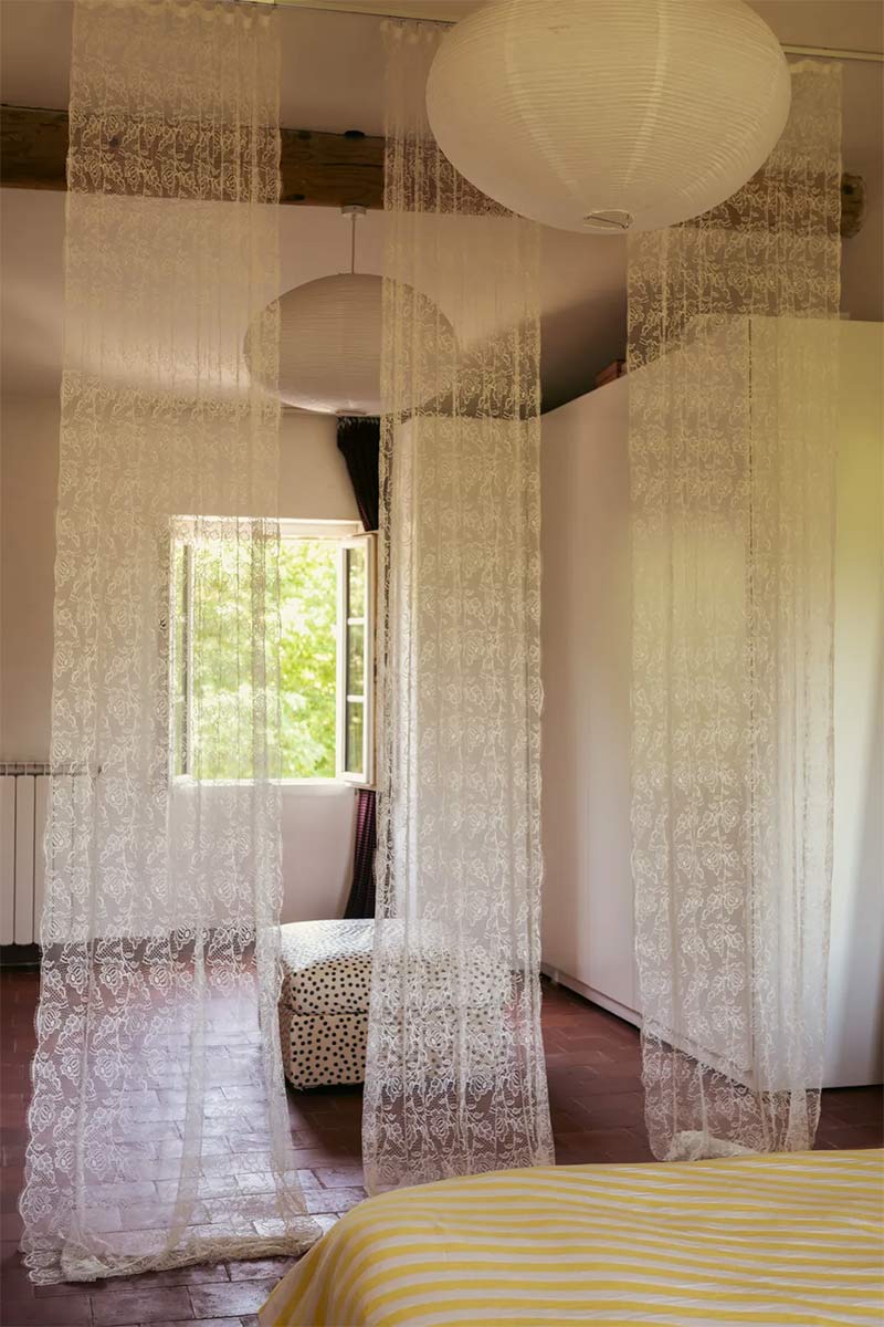 La maison de Tiphaine Guiran et Pierrick Sance dans le Luberon, meublée de meubles chinés et d'objets de brocante