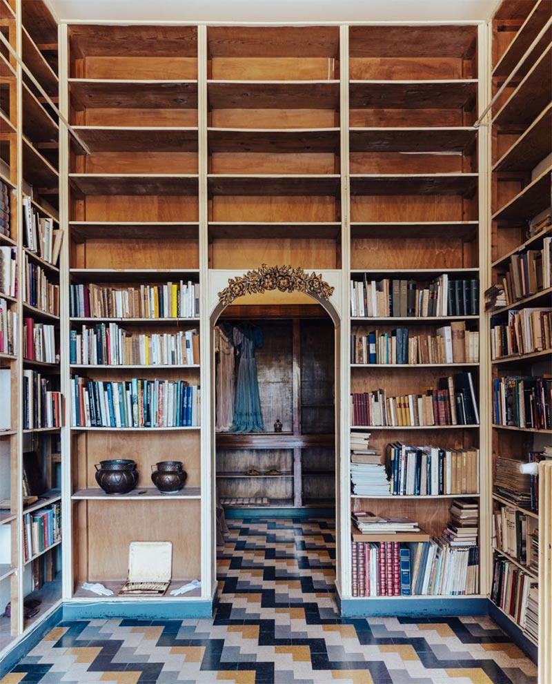 The Great design desaster, exposition Design Week de Milan 2025 dans une ancienne boutique d'antiquaire