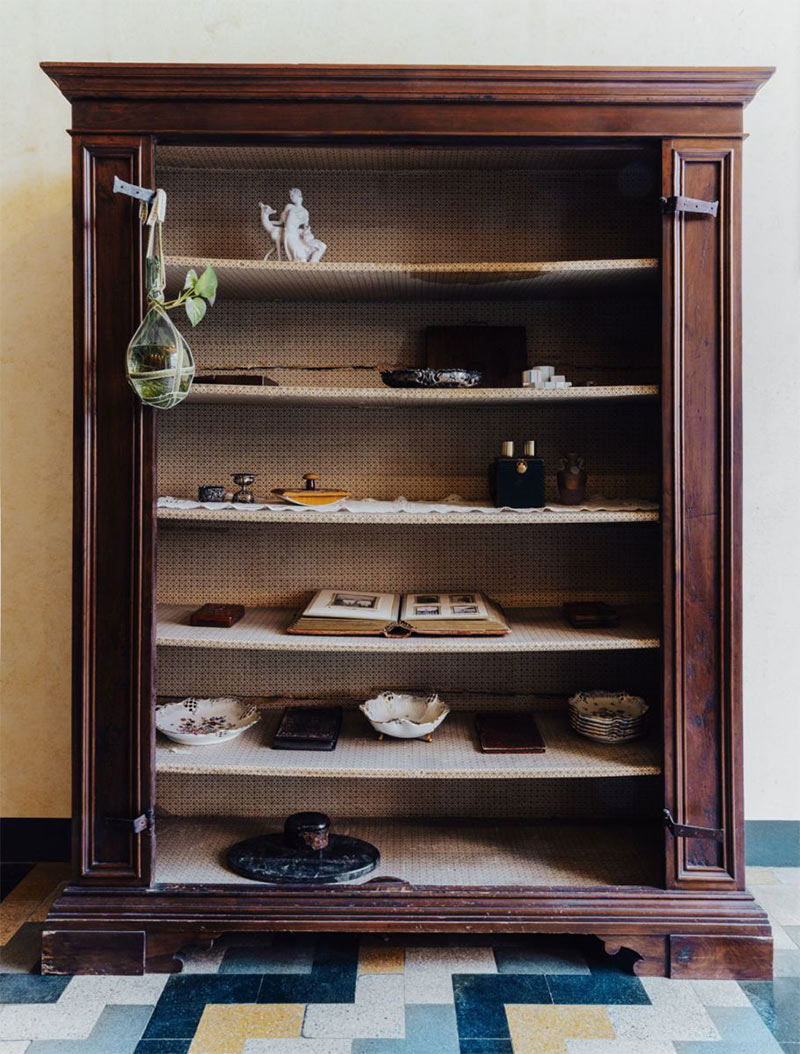 The Great design desaster, exposition Design Week de Milan 2025 dans une ancienne boutique d'antiquaire
