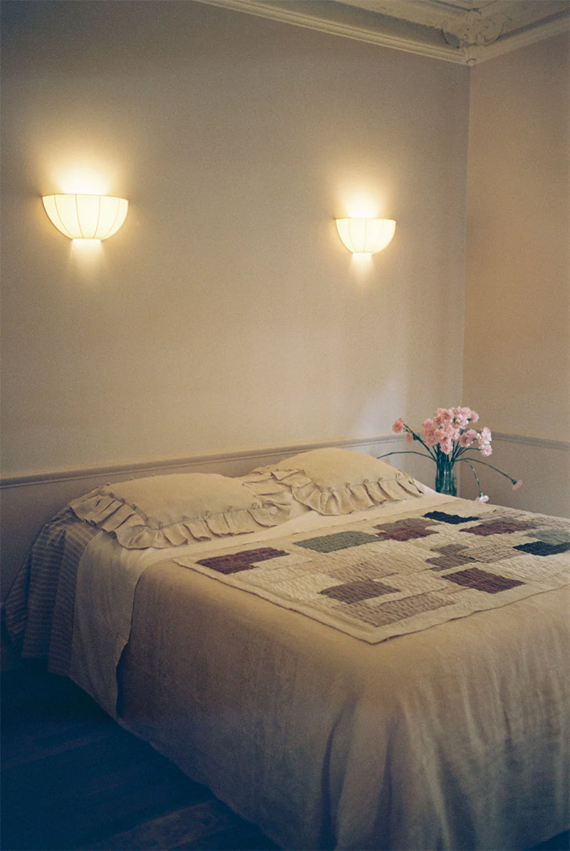Œuvres sensibles - Jeté de Lit Bien Fait de "A Well-Dressed Apartment" - Pièce unique