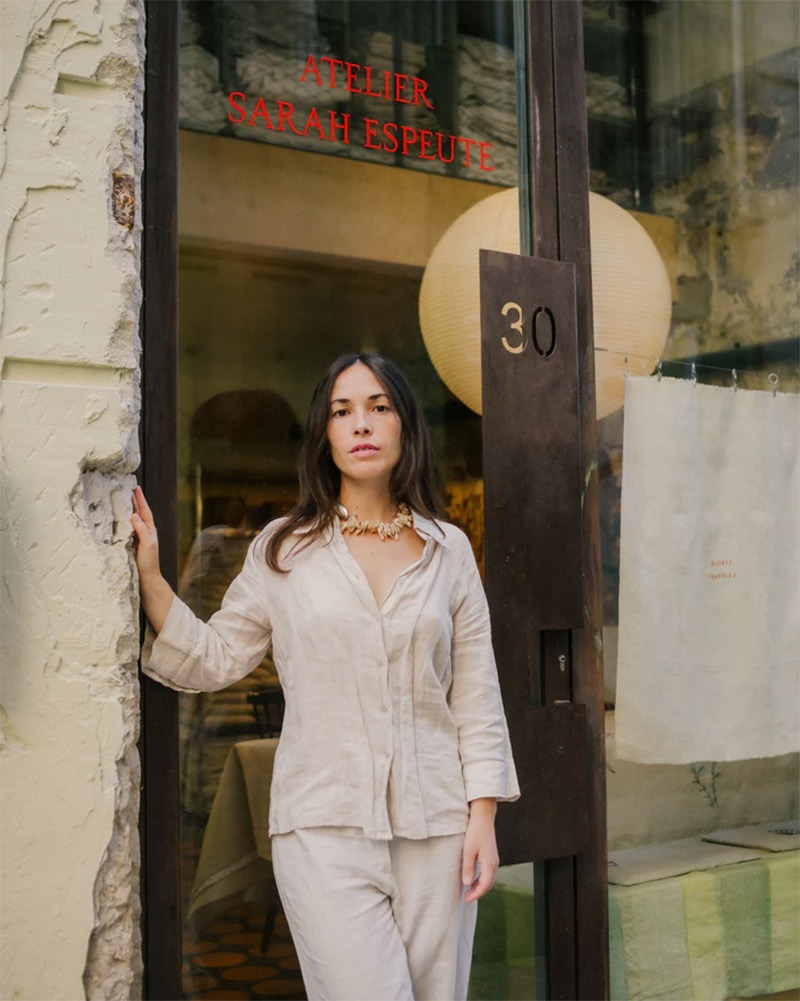 Portrait de Sarah Espeute devant son atelier à Marseille