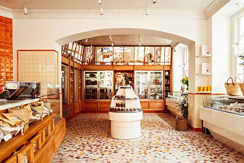 Épicerie MAM, quartier des Ternes, Paris avec un sol en opus incertum des années 50