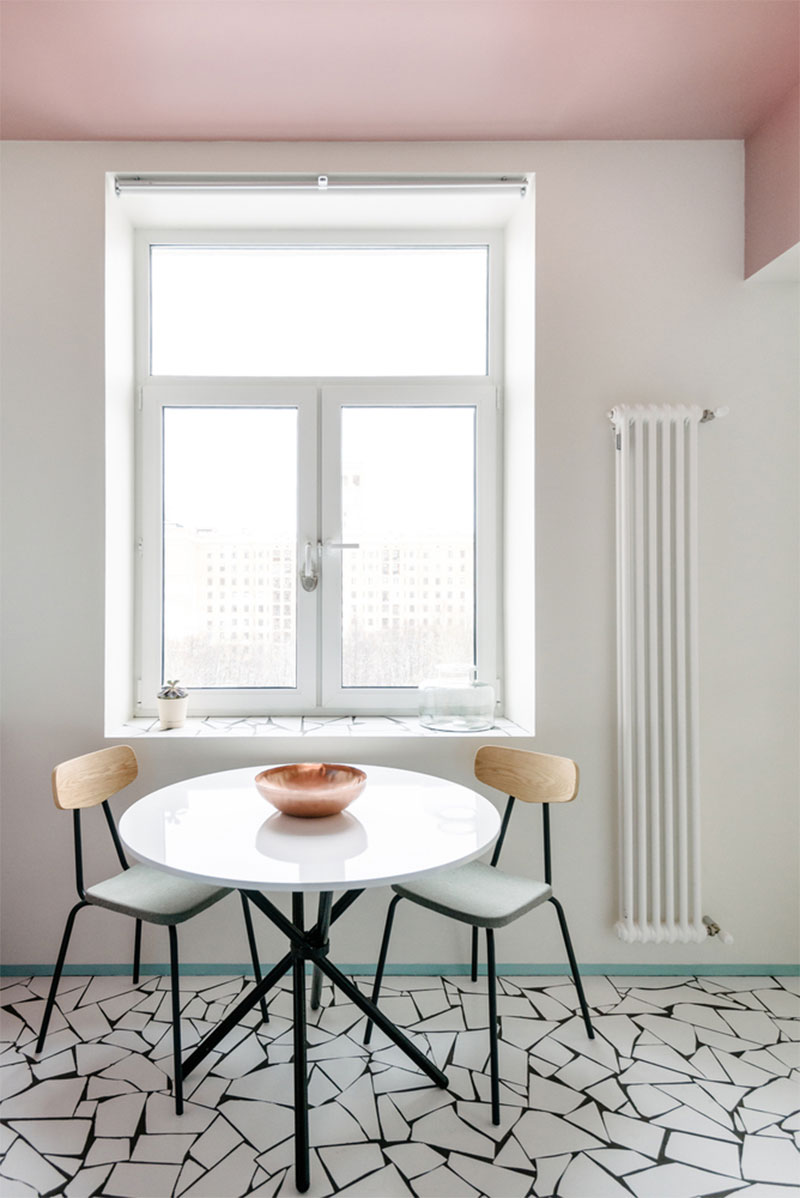Un sol en patchwork de carrelage blanc et joint noir pour une ambiance d'esprit scandinave