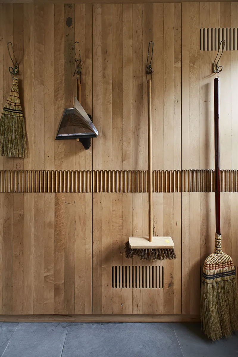 Rangement mural en bois néo-shaker par Retrouvius