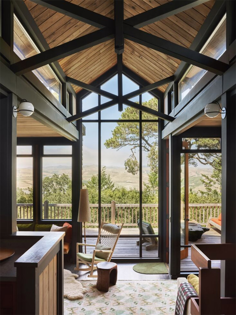 Ranch californien des années 60 à West Martin avec baies vitrées ouvrant sur le paysasage environnant
