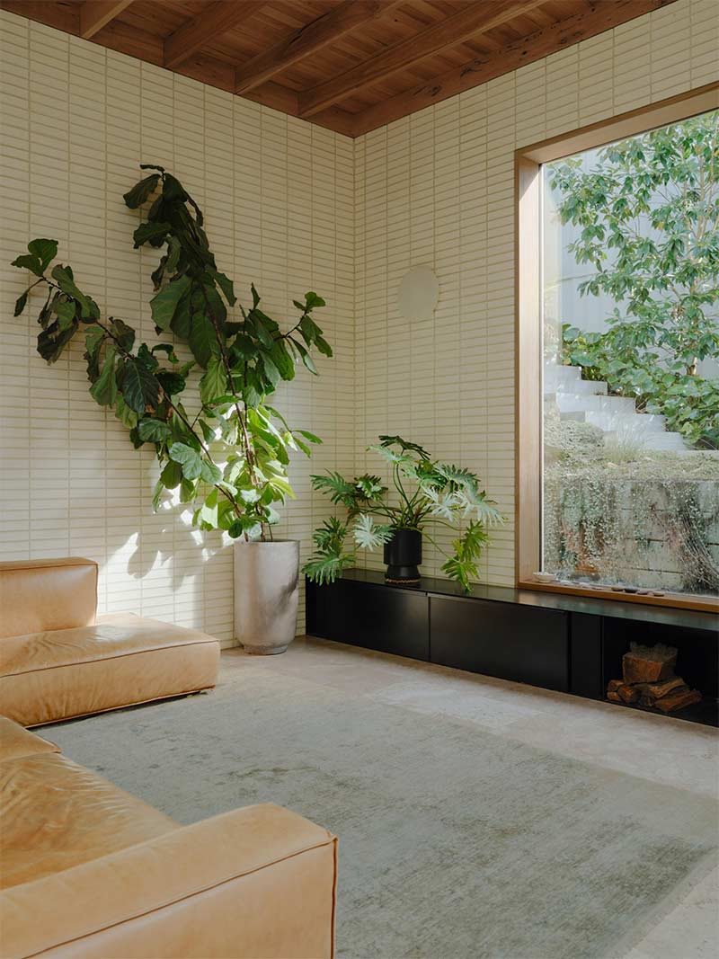 Salon à la décoration moderne vintage dans cette maison moderniste, rénovée à Melbourne