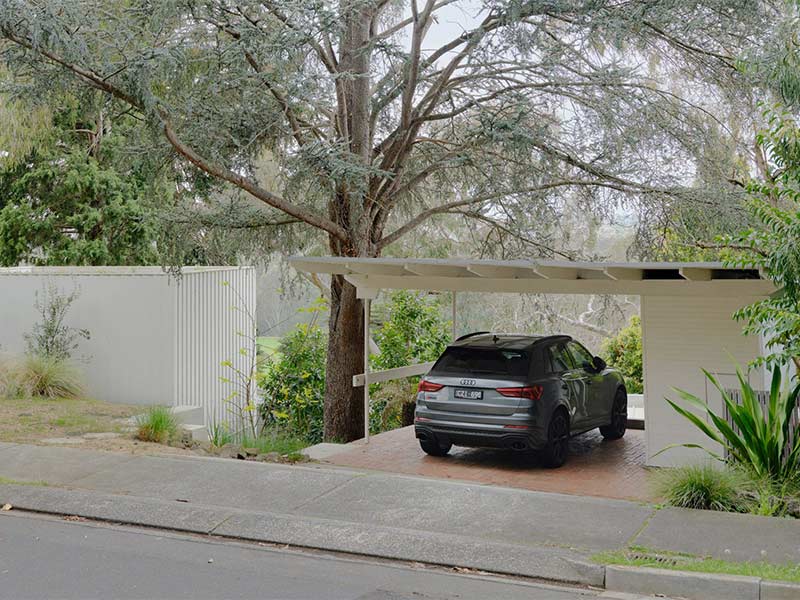 Auvent moderniste pour voiture pour cette maison des années 50 à Melbourne